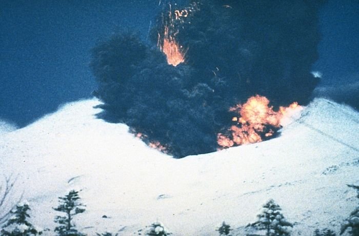 A erupção do vulcão Zavaritskii, em 1831, nas Ilhas Kuril.